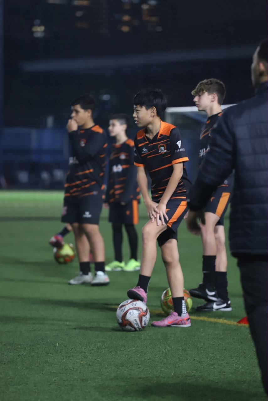 Treinamento de futebol de alto rendimento da FG Soccer Training sob luz de estádio