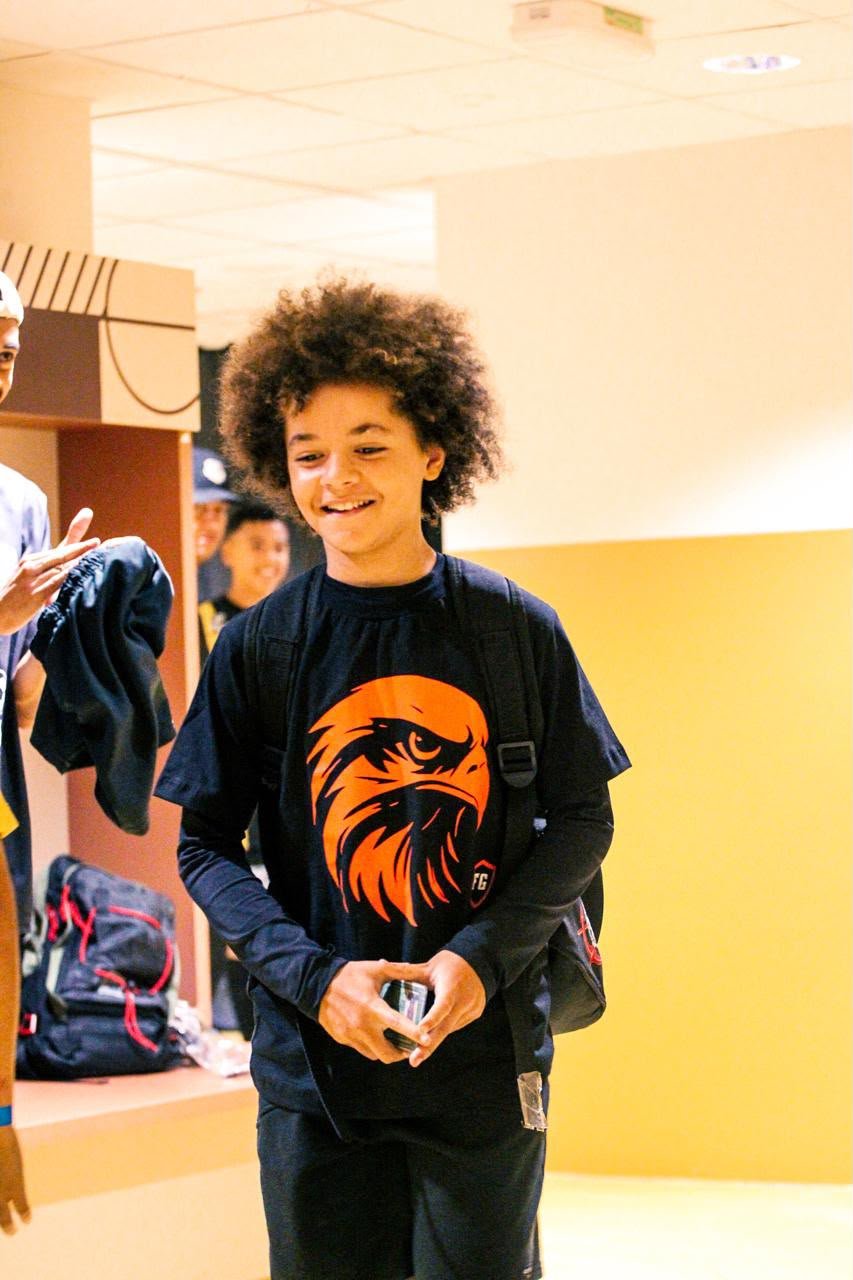 Lucas Flora com a camiseta da FG Soccer Training no vestiário antes de um jogo