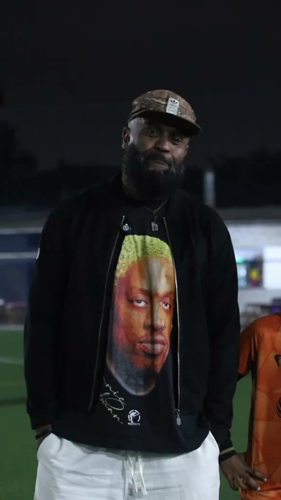 Pai de atleta da FG Soccer Training à beira do campo, à noite, durante entrevista